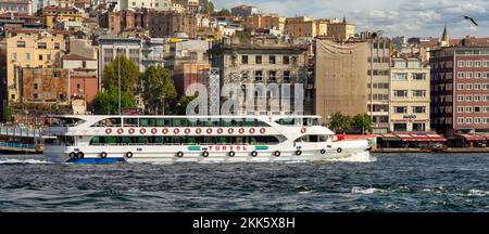 Istanbul, Turchia - 29 agosto 2022: Traghetto moderno in barca a vela sul mare di Marmara, con vista sulla città sullo sfondo Foto Stock