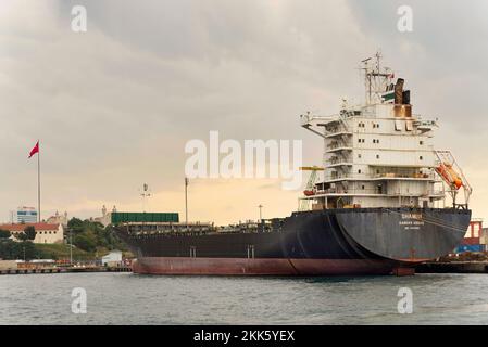 Bandar Abbas, nave portacontainer, ormeggiata presso il cantiere navale del porto di HaydarPasha con bandiera turca sullo sfondo, nel distretto di Kadikoy, Istanbul, Turchia Foto Stock