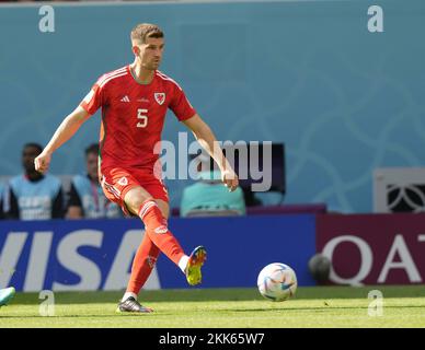 11/25/2022, Khalifa International Stadium, Doha, QAT, Coppa del mondo FIFA 2022, Gruppo B, Galles vs Iran, nella foto il difensore del Galles Chris Mepham Foto Stock