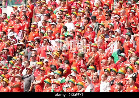 11/25/2022, Khalifa International Stadium, Doha, QAT, Coppa del mondo FIFA 2022, Gruppo B, Galles vs Iran, ha raffigurato i tifosi gallesi cantare il loro inno nazionale. Foto Stock