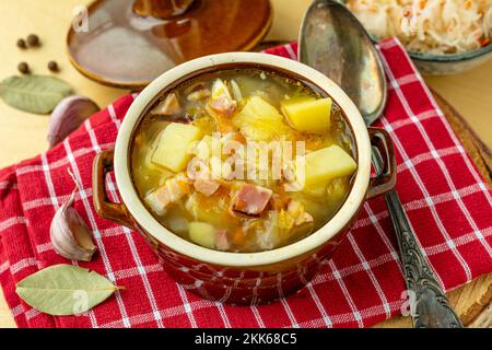 Zuppa di crauti con patate, carote e pancetta. Zuppa con cavolo Foto Stock