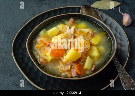 Zuppa di crauti con patate, carote e pancetta. Zuppa con cavolo Foto Stock