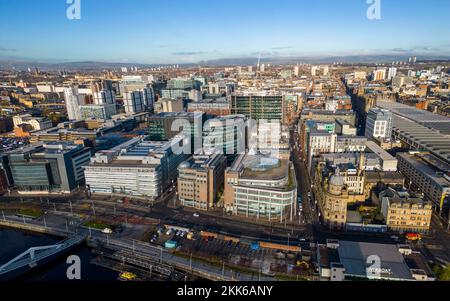 Vista aerea dal drone dello skyline del centro di Glasgow dal quartiere degli affari di Broomielaw, Scozia, Regno Unito Foto Stock