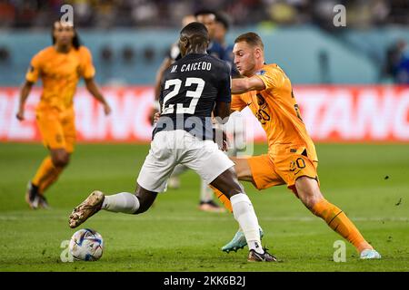 DOHA, QATAR - 25 NOVEMBRE: Moises Caicedo dell'Ecuador batte per la palla con Teun Koopmeiner dei Paesi Bassi durante il Gruppo A - Coppa del mondo FIFA Qatar 2022 partita tra Paesi Bassi ed Ecuador allo Stadio Internazionale Khalifa il 25 novembre 2022 a Doha, Qatar (Foto di Pablo Morano/BSR Agency) Credit: BSR Agency/Alamy Live News Foto Stock