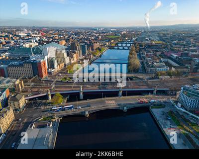 Vista aerea dal drone dei ponti che attraversano il fiume Clyde e lo skyline del centro di Glasgow, Scozia, Regno Unito Foto Stock