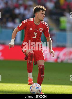 11/25/2022, Khalifa International Stadium, Doha, QAT, Coppa del mondo FIFA 2022, Gruppo B, Galles vs Iran, nella foto il difensore del Galles Neco Williams Foto Stock