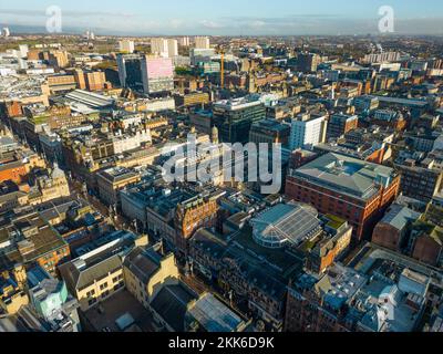 Vista aerea dal drone dello skyline del centro di Glasgow, Scozia, Regno Unito Foto Stock