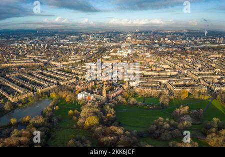 Vista aerea dal drone da Queens Park verso Strathbungo e Govanhill nel lato sud di Glasgow, Scozia UK Foto Stock