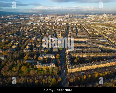 Vista aerea dal drone di case indipendenti e strade terrazzate in Pollokshields a Glasgow lato sud, Scozia UK Foto Stock