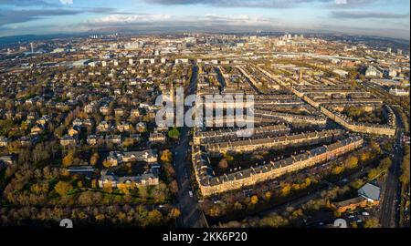 Vista aerea dal drone di case indipendenti e strade terrazzate lungo Shields Road in Pollokshields a Glasgow , Scozia UK Foto Stock