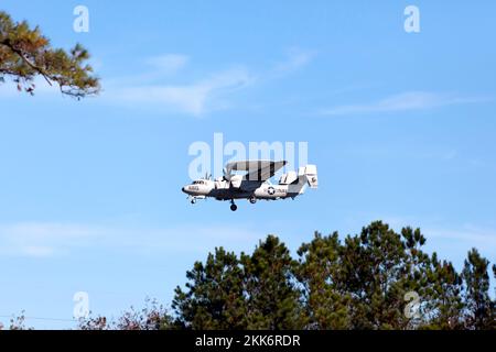 Northrop Grumman e-2 Hawkeye che fa pratica di atterraggio del vettore di campo della marina, all'impianto di volo di Wallops, isola di Wallops, Virginia, Foto Stock