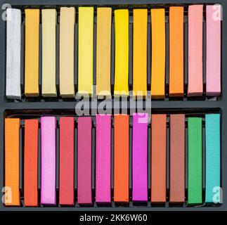 Una scatola di gessi pastello - molti colori diversi, intensi in una scatola di gesso pastello, pronti a creare un'opera d'arte - bellissimi colori per creare un'opera Foto Stock
