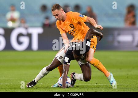 DOHA, QATAR - 25 NOVEMBRE: Teun Koopmeiner dei Paesi Bassi batte per la palla con Moises Caicedo dell'Ecuador durante il Gruppo A - Coppa del mondo FIFA Qatar 2022 partita tra Paesi Bassi ed Ecuador allo Stadio Internazionale Khalifa il 25 novembre 2022 a Doha, Qatar (Foto di Pablo Morano/BSR Agency) Credit: BSR Agency/Alamy Live News Foto Stock