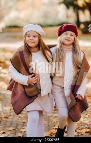 I bambini felici coccolano in un bellissimo parco autunnale Foto Stock
