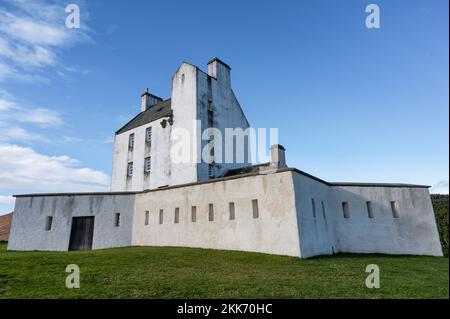 Strathdon, Regno Unito - 14 ottobre 2022: Corgarff Castello ai piedi delle montagne Cairngorms Foto Stock