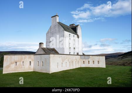 Strathdon, Regno Unito - 14 ottobre 2022: Corgarff Castello ai piedi delle montagne Cairngorms Foto Stock