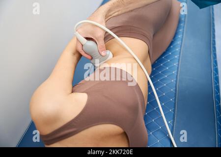 Specialista medico conduce un esame dei reni del paziente Foto Stock