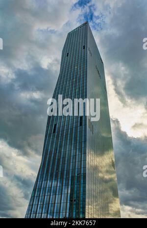 Vienna, Austria - 28 settembre 2022: Vista della DC-Tower (Donau City Tower 1), un grattacielo 220m progettato dall'architetto Dominique Perrault. Foto Stock