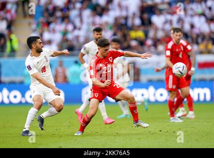 Daniel James (al centro) del Galles e Ali Karimi (a sinistra) dell'Iran combattono per la palla durante la partita di Coppa del mondo FIFA di Gruppo B allo stadio Ahmad Bin Ali, al-Rayyan. Data immagine: Venerdì 25 novembre 2022. Foto Stock