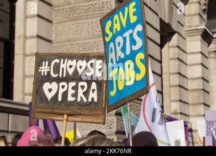 Londra, Regno Unito. 22nd Nov 2022. Dimostrazione al di fuori del Dipartimento per la Cultura Media e lo sport contro i tagli nel bilancio Arts Foto Stock