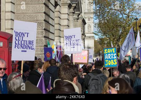 Londra, Regno Unito. 22nd Nov 2022. Dimostrazione al di fuori del Dipartimento per la Cultura Media e lo sport contro i tagli nel bilancio Arts Foto Stock