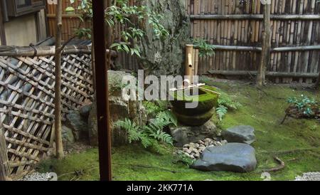Giardino giapponese in una vecchia casa tradizionale a Kyoto Foto Stock