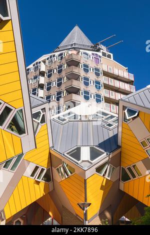 Holland, Rotterdam, The Cube Houses, un innovativo sviluppo abitativo in cui ogni casa è un cubo inclinato di 45 gradi, progettato dall'architetto olandese Piet Blom e bult tra il 1977 e il 1984, Modelli astratti nell'area centrale con il blocco della torre Blaaktoren altrimenti noto come matita sullo sfondo. Foto Stock
