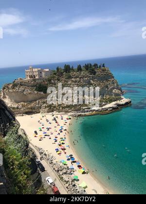 Una spiaggia di sabbia in una mattinata di sole Foto Stock