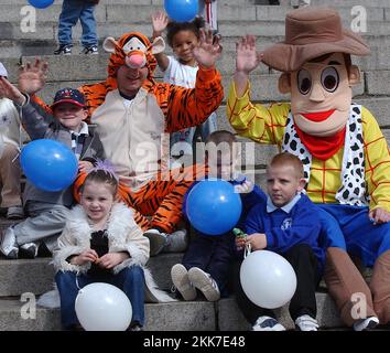 TASSISTI DI PORTSMOUTH VIAGGIO ANNUALE DI BENEFICENZA PER I BAMBINI SVANTAGGIATI PIC MIKE WALKER 2003 Foto Stock