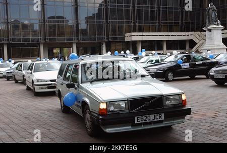 I TASSISTI DI PORTSMOUTH VIAGGIO ANNUALE DI BENEFICENZA PER I BAMBINI SVANTAGGIATI LASCIA IL GUILDHALL PIC MIKE WALKER 2003 Foto Stock