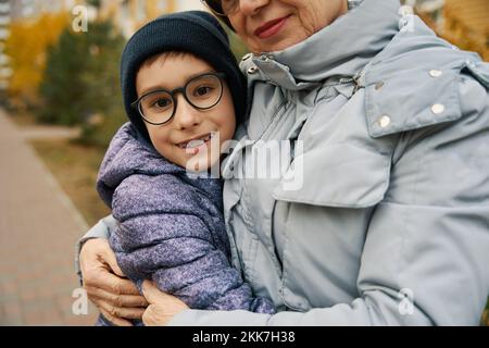 La famiglia si diverte, trascorrendo il tempo insieme Foto Stock