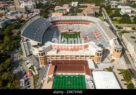 Darrell K Royal-Texas Memorial Stadium - sede della squadra di calcio Longhorns di Austin - vista aerea - AUSTIN, STATI UNITI - 1 NOVEMBRE 2022 Foto Stock