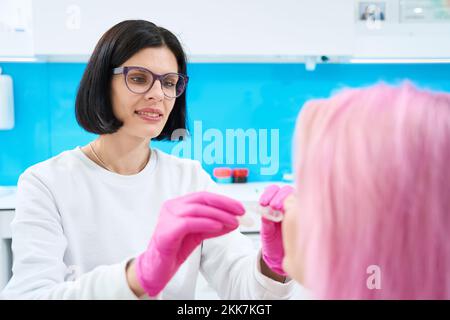 Donna ortodontista tiene in mano un cappuccio trasparente Foto Stock