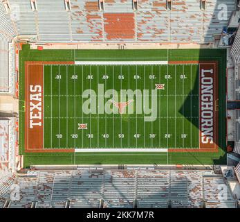 Darrell K Royal-Texas Memorial Stadium - sede della squadra di calcio Longhorns di Austin - vista aerea - AUSTIN, STATI UNITI - 1 NOVEMBRE 2022 Foto Stock