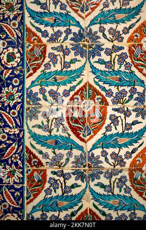 Seamless pattern white Turkish tiles with blue ornaments. Old surface texture, wall in mosque Foto Stock