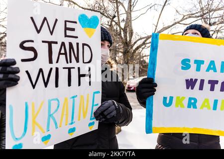 Concord, Massachusetts. 27th febbraio, 2022. I residenti si riuniscono per mostrare il supporto per l'Ucraina. Foto Stock