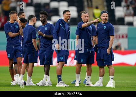 Da sinistra a destra, Inghilterra ben White, Phil Foden, Bukayo Saka, Jude Bellingham, Kalvin Phillips e Jack Grealish prima della partita di Coppa del mondo FIFA Gruppo B allo stadio al Bayt di al Khor, Qatar. Data immagine: Venerdì 25 novembre 2022. Foto Stock