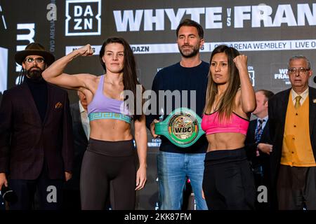 LONDRA, REGNO UNITO. 25th Nov 2022. Sandy Ryan (a sinistra) e Anahi Sanchez (a destra) durante Whyte vs Franklin e Undercards Public Weigh-in al Drum Wembley venerdì 25 novembre 2022 a LONDRA (solo per uso editoriale, è richiesta una licenza per uso commerciale. Non è utilizzabile nelle scommesse, nei giochi o nelle pubblicazioni di un singolo club/campionato/giocatore). Credit: Taka G Wu/Alamy Live News Foto Stock