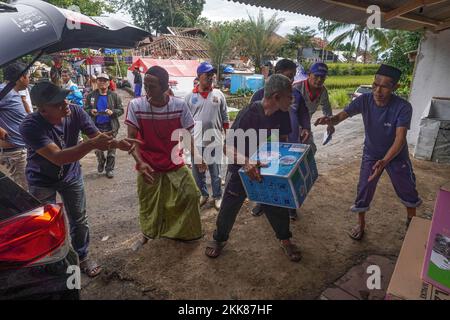 Cianjur, Indonesia. 25th Nov 2022. I rifugiati sismici ricevono assistenza sociale dai donatori del Distretto di Cugenang. Il bilancio delle vittime del terremoto di Cianjur, avvenuto il 21 novembre 2022, sale a 310, come ha detto venerdì 25 novembre 2022 la National Disaster Mitigation Agency (BNPB) dell'Indonesia. (Foto di Dicky Bisinglasi/SOPA Images/Sipa USA) Credit: Sipa USA/Alamy Live News Foto Stock