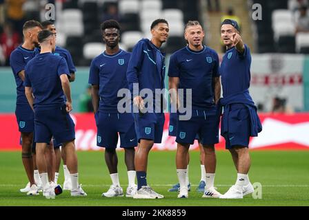 Da sinistra a destra, Inghilterra ben White, Phil Foden, Bukayo Saka, Jude Bellingham, Kalvin Phillips e Jack Grealish prima della partita di Coppa del mondo FIFA Gruppo B allo stadio al Bayt di al Khor, Qatar. Data immagine: Venerdì 25 novembre 2022. Foto Stock