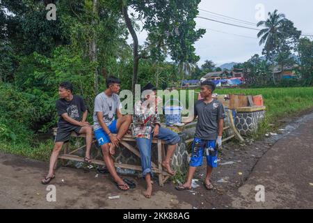 Cianjur, Indonesia. 25th Nov 2022. I rifugiati siedono vicino alle tende di emergenza e bevono caffè la mattina nel distretto di Cugenang. Il bilancio delle vittime del terremoto di Cianjur, avvenuto il 21 novembre 2022, sale a 310, come ha detto venerdì 25 novembre 2022 la National Disaster Mitigation Agency (BNPB) dell'Indonesia. (Foto di Dicky Bisinglasi/SOPA Images/Sipa USA) Credit: Sipa USA/Alamy Live News Foto Stock