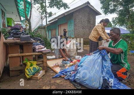 Cianjur, Indonesia. 25th Nov 2022. I rifugiati hanno evacuato i loro vestiti dalla loro casa, che è quasi crollata a causa dei terremoti nel distretto di Cugenang. Il bilancio delle vittime del terremoto di Cianjur, avvenuto il 21 novembre 2022, sale a 310, come ha detto venerdì 25 novembre 2022 la National Disaster Mitigation Agency (BNPB) dell'Indonesia. (Foto di Dicky Bisinglasi/SOPA Images/Sipa USA) Credit: Sipa USA/Alamy Live News Foto Stock