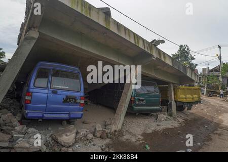 Cianjur, Indonesia. 25th Nov 2022. Veicoli visti sotto una struttura collassata durante le conseguenze dei terremoti nel distretto di Cugenang. Il bilancio delle vittime del terremoto di Cianjur, avvenuto il 21 novembre 2022, sale a 310, come ha detto venerdì 25 novembre 2022 la National Disaster Mitigation Agency (BNPB) dell'Indonesia. (Foto di Dicky Bisinglasi/SOPA Images/Sipa USA) Credit: Sipa USA/Alamy Live News Foto Stock