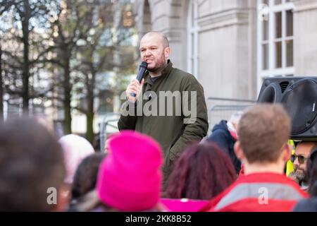 Jay McKenna TUC Segretario regionale per il Nord-Ovest. Venerdì 25th novembre si è svolta una manifestazione che ha visto la partecipazione di membri del Royal Mail Communications Union, dell’Università e dell’Unione dei collegi, di membri UNISONI dell’Unione Metropolitana di Manchester e di membri dell’Unione Nazionale degli studenti che si sono recati dall’Università di Manchester a Piazza San Pietro nel centro della città. Il rally fa parte di un’ondata di azioni in tutto il Regno Unito per quanto riguarda le rivendicazioni di una retribuzione inadeguata per combattere il costo della crisi. Picture: Garyroberts/worldwidefeatures.com Credit: GaryRobertsphotography/Alamy Live News Foto Stock