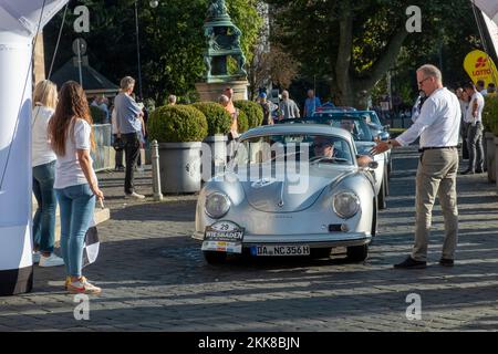 Wiesbaden, Germania - 24. Settembre 2021: La Porsche 356A raggiunge l'obiettivo finale del ralley Oldtimer Wiesbaden a Wiesbaden dopo una sfida in Foto Stock