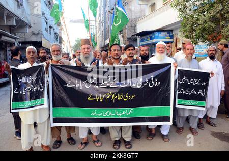 Gli attivisti di Jamat-e-Islami (JI) stanno organizzando una manifestazione di protesta contro gli interessi bancari presso il club stampa di Hyderabad venerdì 25 novembre 2022. Foto Stock