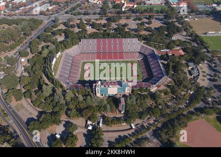 Una vista aerea generale dello Stanford Stadium, giovedì 24 novembre 2022, a Stanford, calib. Foto Stock