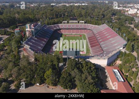 Una vista aerea generale dello Stanford Stadium, giovedì 24 novembre 2022, a Stanford, calib. Foto Stock