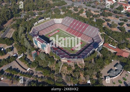 Una vista aerea generale dello Stanford Stadium, giovedì 24 novembre 2022, a Stanford, calib. Foto Stock