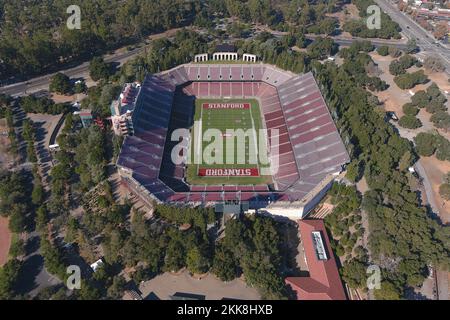 Una vista aerea generale dello Stanford Stadium, giovedì 24 novembre 2022, a Stanford, calib. Foto Stock